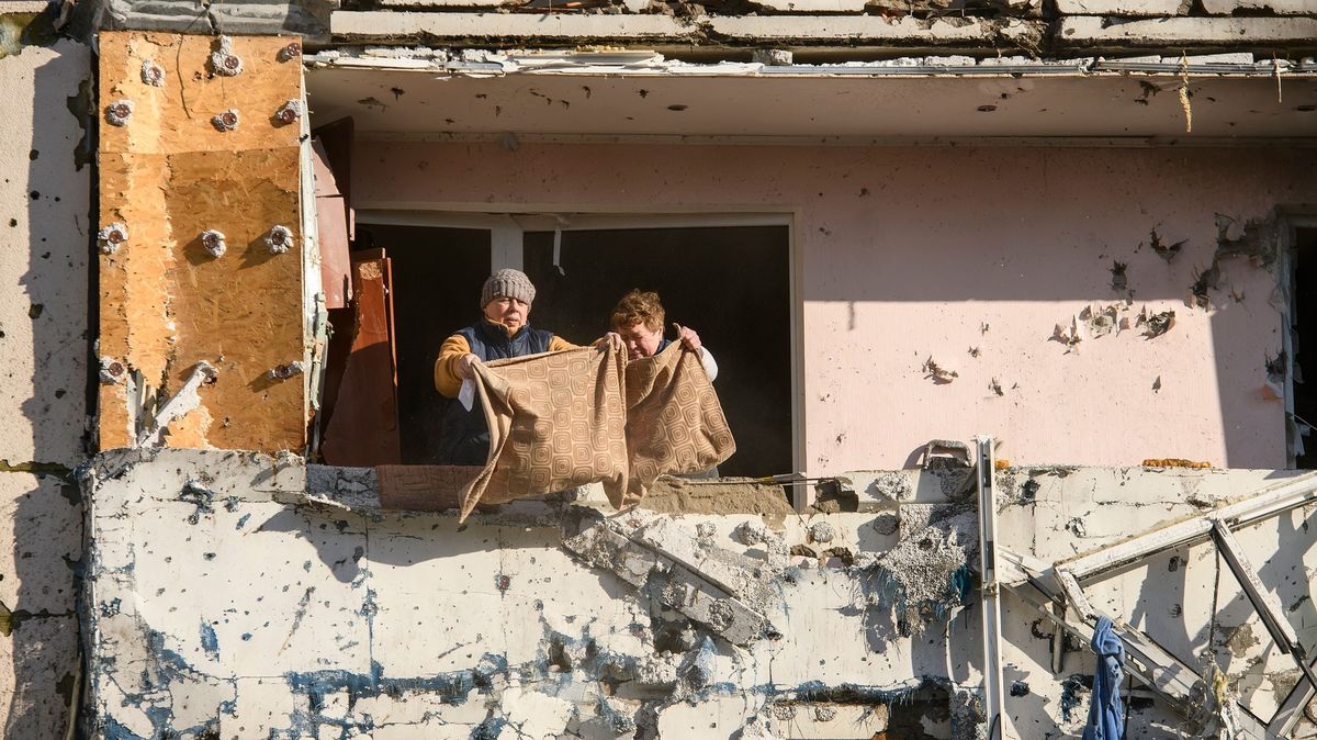Fotky z Kyjeva: Lidé spali. A pak obytný dům zasáhly rakety